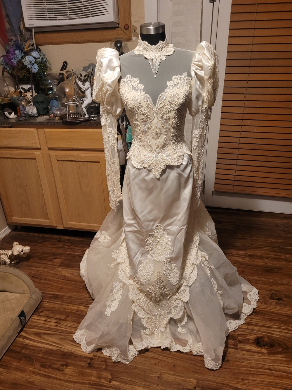 Elegant Cream Lace Appliqué Bridal Gown with Puff Sleeves